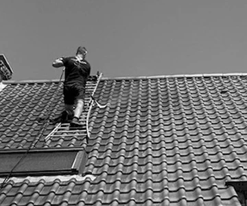 Homme sur une toiture