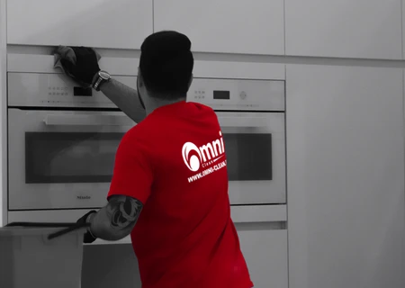 Employé Omni-Clean nettoyant une cuisine