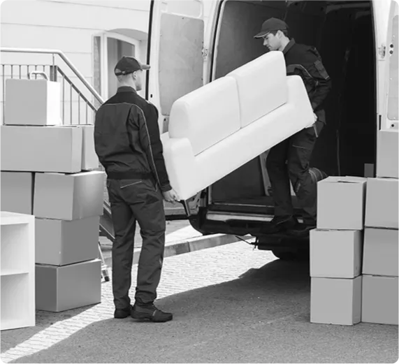 Equipe qui sort un canapé d'un camion de déménagement