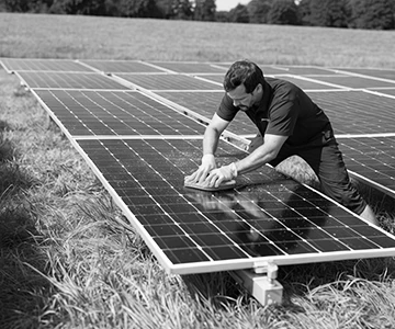 Homme nettoyant un panneau photovoltaïque