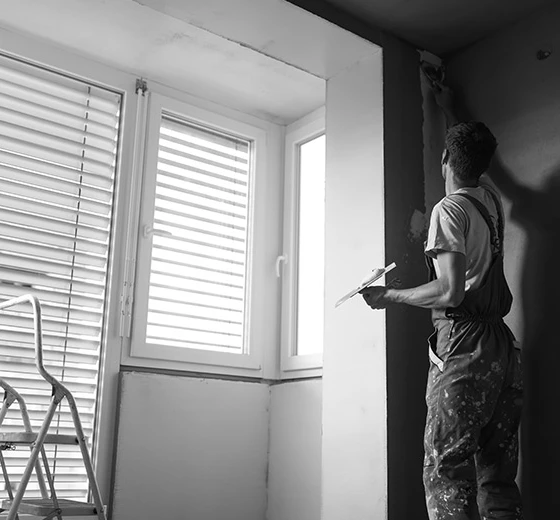 Homme peignant un mur pour rénover une pièce