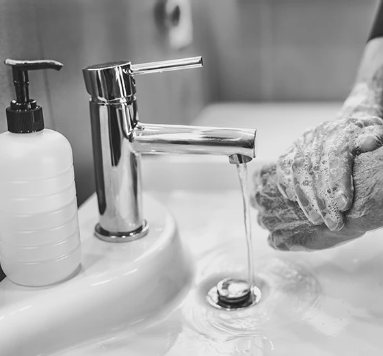 Personne se lavant les mains au savon
