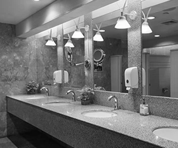 Lavabos propres et équipés dans des toilettes publiques