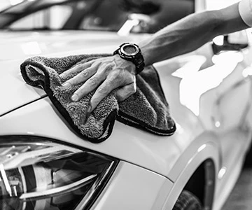 Nettoyage du parchoc d'une voiture